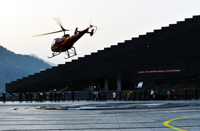 ヘリコプターで正月を迎える遊覧サービス 中国・重慶市