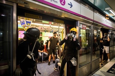 中国メディア、香港地下鉄がデモ隊支援と非難