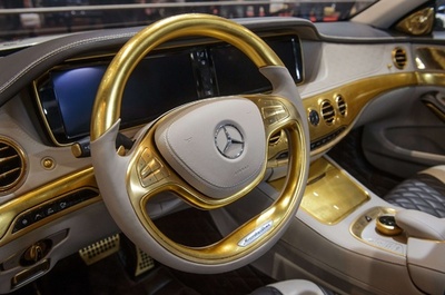 数千枚の金箔を貼った黄金の車、ジュネーブ国際自動車ショー