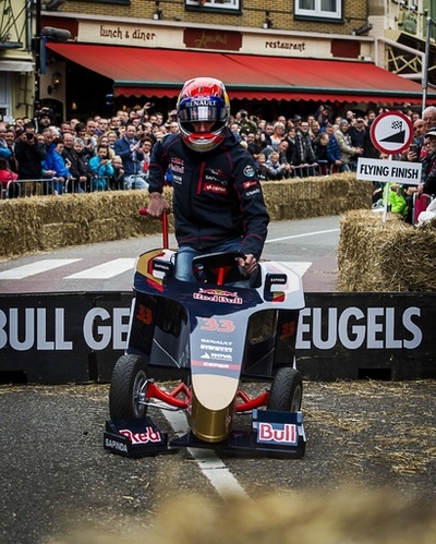 F1ドライバーも真剣？手作り車で走るソープボックス・レース