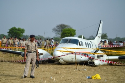 救急輸送機が畑に不時着、インド首都郊外