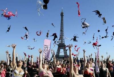 空を舞う乳がん撲滅の願いを込めたブラ、パリ