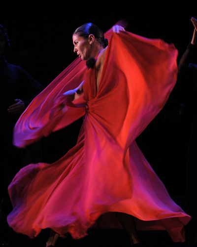 サラ・バラス、真っ赤な衣装で「カルメン」披露