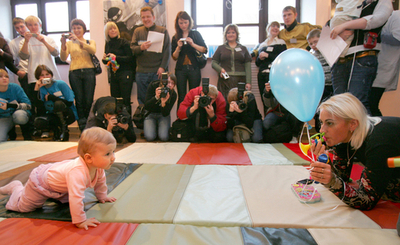 ママはこっちよ、ベラルーシで赤ちゃん「はいはい」競争