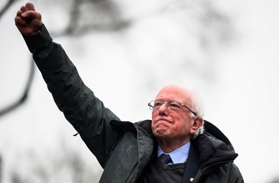 「米近代史上最も危険な大統領」の打倒目指す、サンダース氏が遊説開始