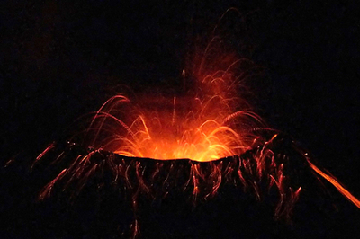 エクアドルのトゥングラウア火山、活動活発化で800人避難