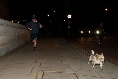 英首相、愛犬とジョギング