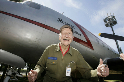 「ベルリン空輸」から60年、当時のパイロットら招いて記念式典