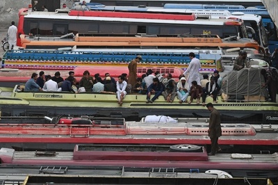 断食月明けの祭りを家族と バスで大移動 パキスタン