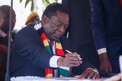 ジンバブエ現職大統領が就任宣誓、野党は不正選挙の抗議続行を宣言