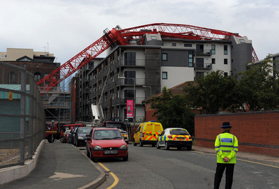 建設クレーン倒壊、マンションを直撃 英リバプール