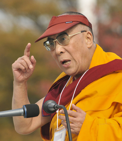 ノーベル平和賞受賞者サミット閉幕、ダライ・ラマが慰霊碑に献花 広島