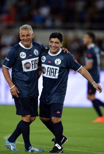 ローマ法王発案のサッカー慈善試合でマラドーナ氏、バッジョ氏らがプレー