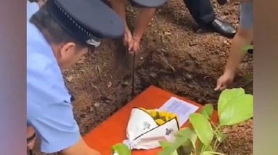 引退した警察犬が他界 警察官が涙の別れ 中国・雲南