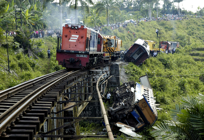 満員列車が脱線で川に転落、5人死亡、139人負傷 - インドネシア