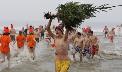 オランダでも新年祝い北海で寒中水泳