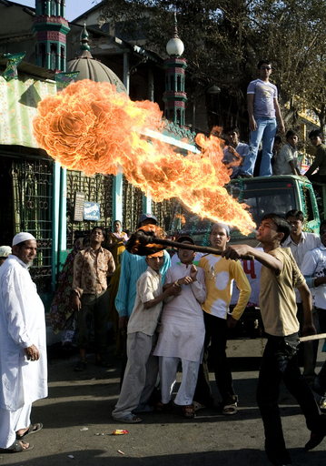 ムハンマド生誕を火吹きで祝う