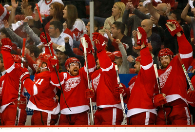 レッドウィングス 接戦制しスターズに連勝