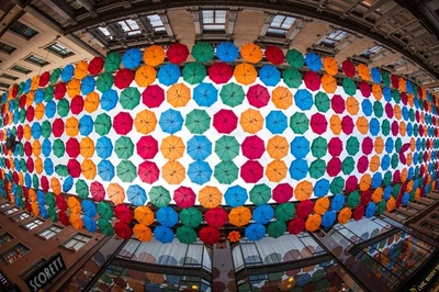 【今日の1枚】傘の花、商店街で満開に