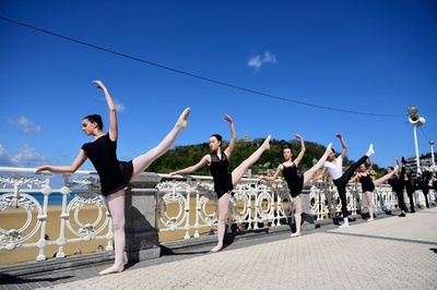 【今日の1枚】青空の下、欄干でバーレッスン スペイン