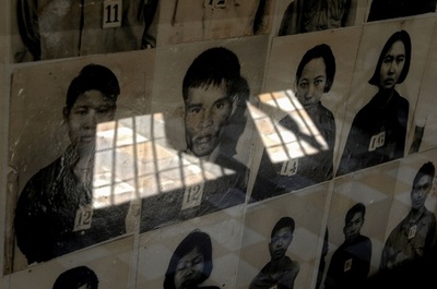 ポル・ポト派虐殺犠牲者の写真を笑顔に加工、彩色アート作品に非難殺到