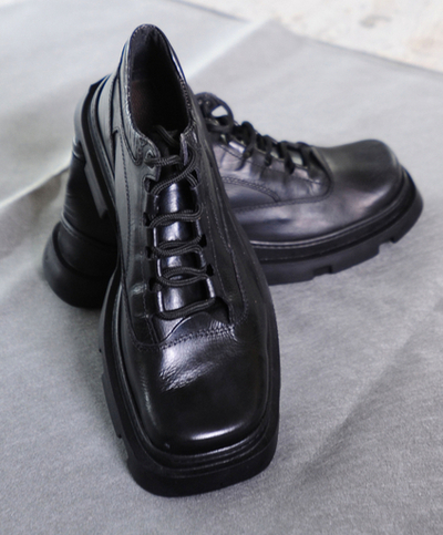 ブッシュ大統領への靴投げでメーカーに注文殺到、100人増員