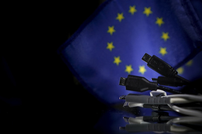 EU、スマホ充電器の端子統一を義務付けへ 米アップルに打撃