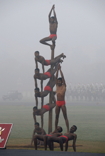 インド軍の軍事パレード、アクロバットも披露