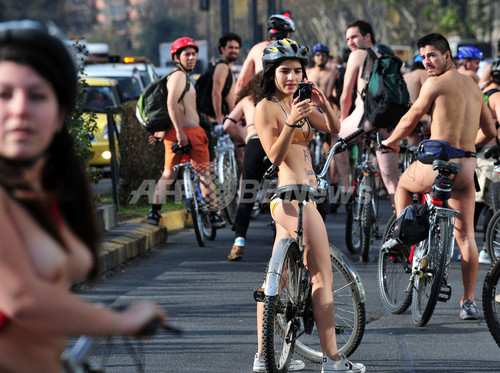 裸のサイクリング集団 が世界各地に出没 環境保護訴える 写真13枚 ファッション ニュースならmode Press Powered By Afpbb News