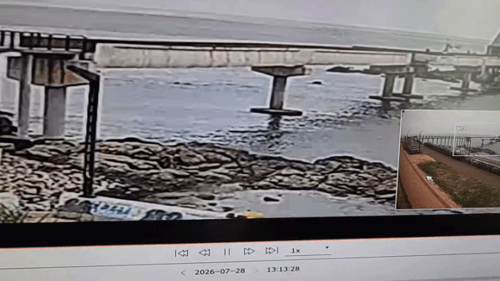浦項市の海上歩道橋「ボリットル橋」が崩落する様子＝浦項海洋警察提供(c)NEWSIS