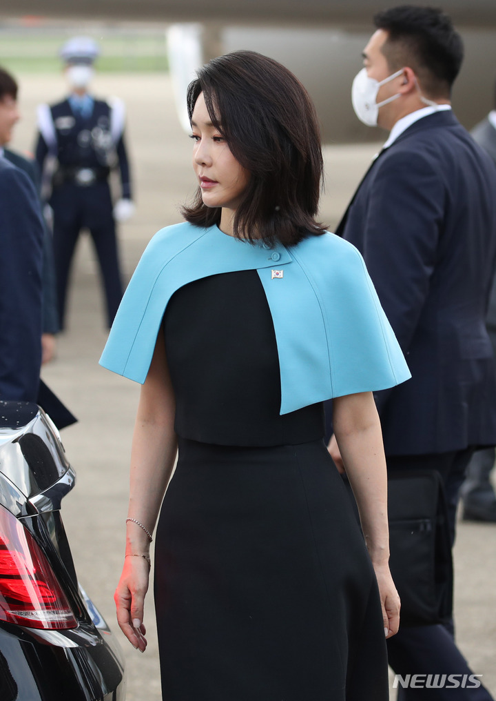 ソウル空港に到着したキム・ゴニ（金建希）氏(c)NEWSIS