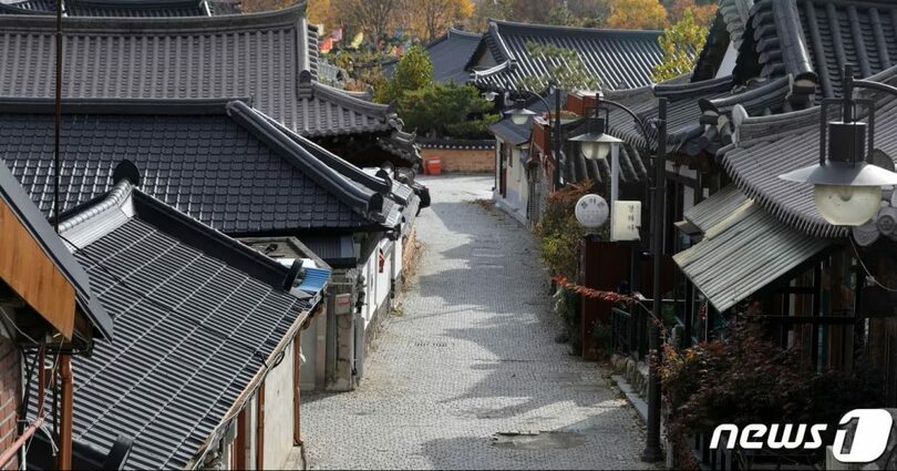 全羅北道全州市・韓屋村に立ち並ぶ韓屋宿泊施設(c)news1
