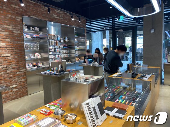 10日、モナミストア聖水店で来場客が製品を見ている(c)news1