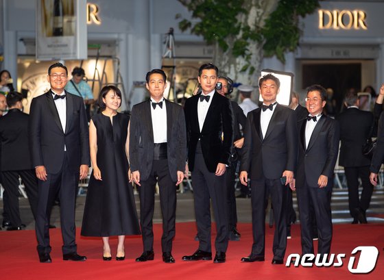 カンヌ国際映画祭のレッドカーペットを踏むイ・ジョンジェ監督と俳優チョン・ウソン、カカオエンターテインメントのチャン・セジョン本部長（左から2番目）ら(c)news1