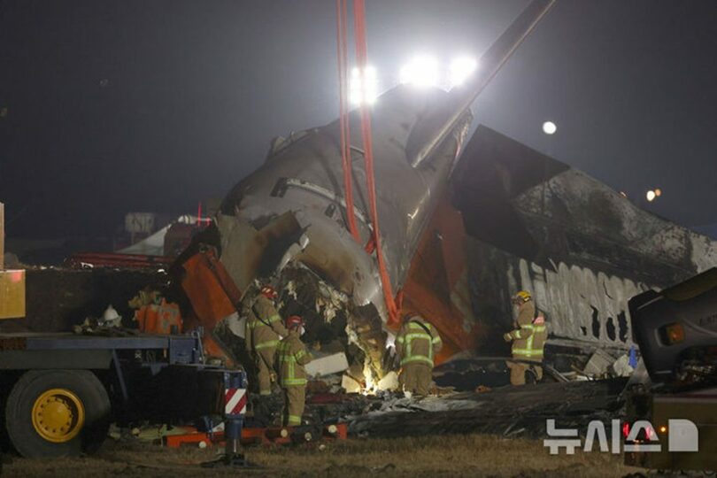 29日夜、夜間の捜索作業を進める消防隊員(c)NEWSIS