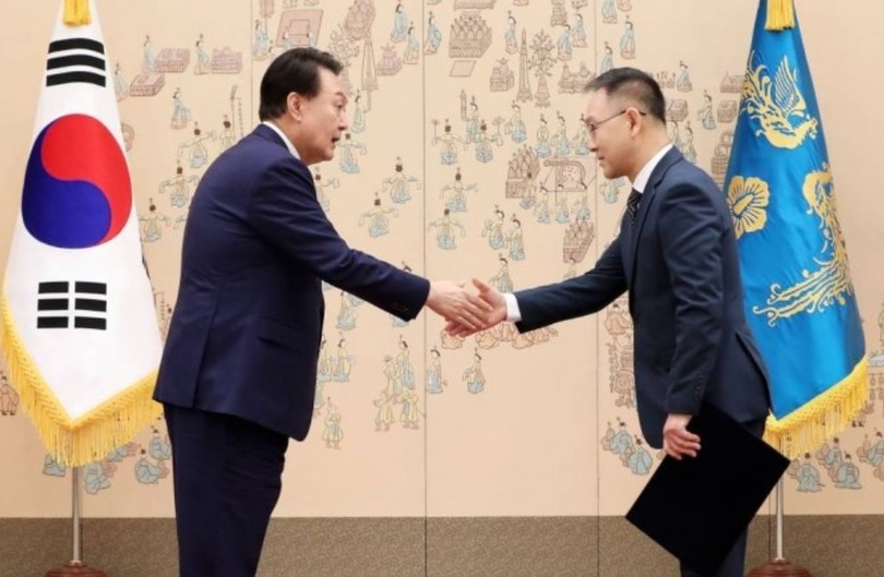 韓国のユン・ソンニョル（尹錫悦）大統領（左）と握手するキム・チェファン国家公務員人材開発院長(c)NEWSIS