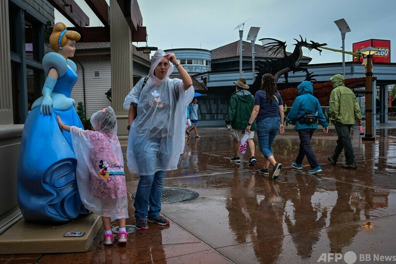 ハリケーン襲来前のディズニー、駆け込み入園組も 米フロリダ州