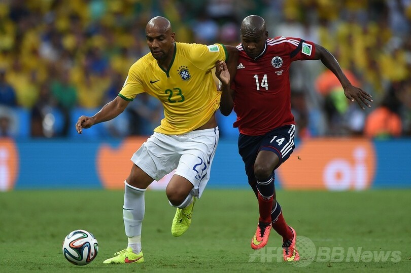 ブラジルがコロンビア下し準決勝へ、ネイマールは負傷し担架で運ばれる