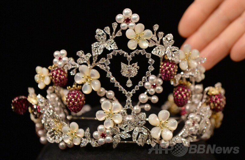 Mikimoto x Hello Kitty、1億円相当のティアラがお披露目 写真1枚 国際 ...