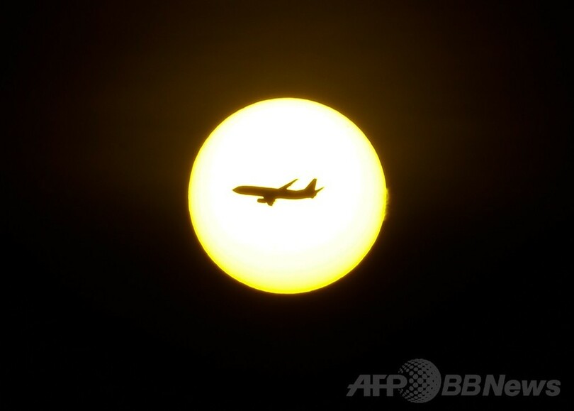 朝日に刻まれた飛行機のシルエット 南米コロンビア 写真1枚 国際ニュース Afpbb News