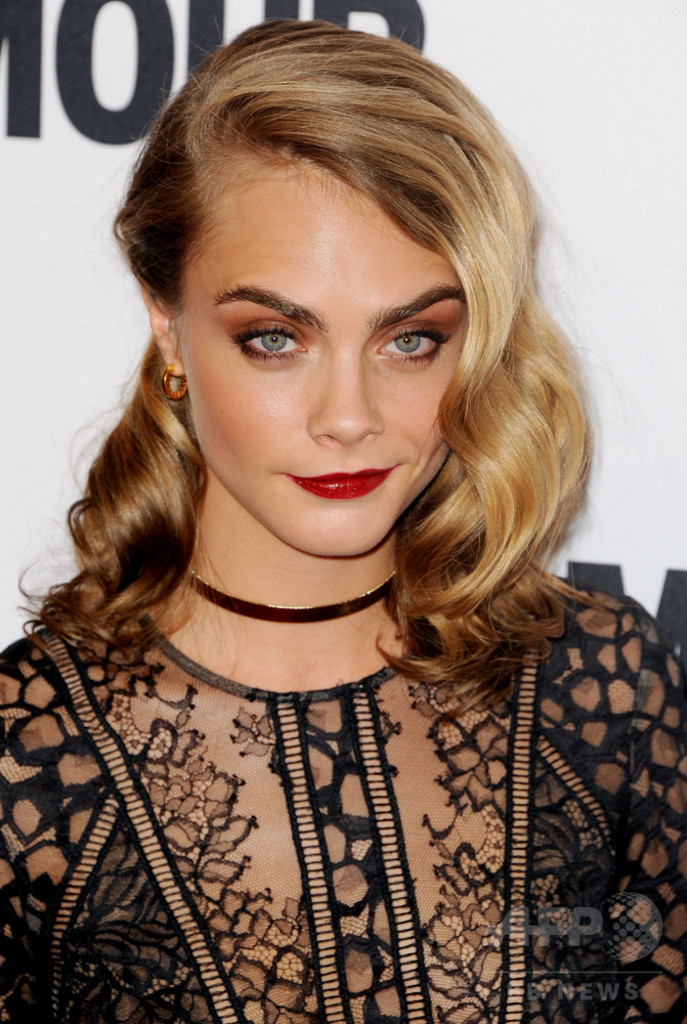 カーラ・デルヴィーニュ、自身初の小説を執筆