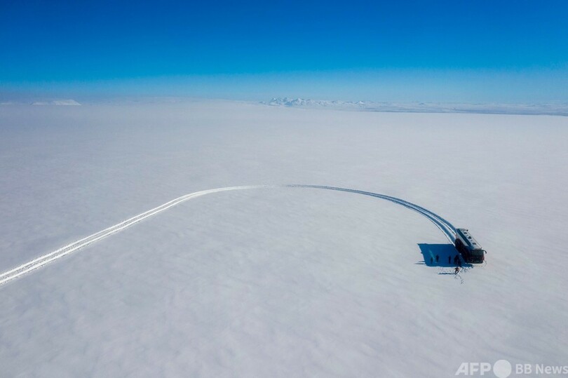 消滅危機の氷河を疾走するメガバス アイスランド