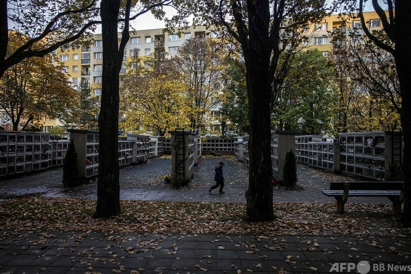コロナで死者増、繁忙極める火葬場 チェコ