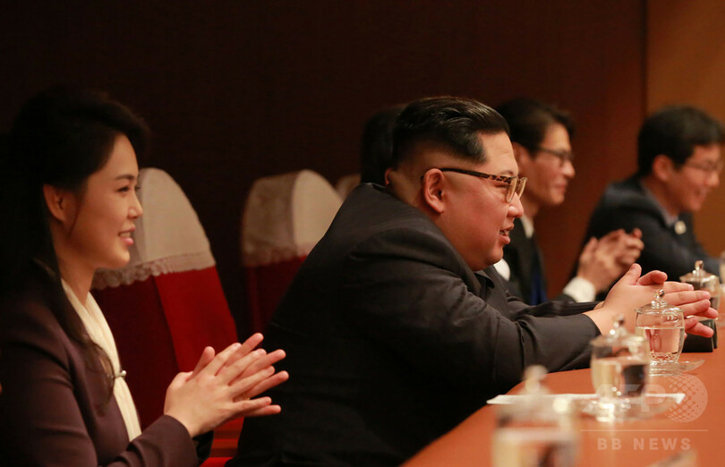 正恩氏「感動を禁じ得なかった」 韓国芸術団の公演に笑顔で拍手
