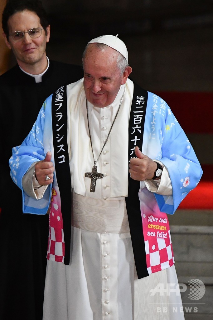 「第二百六十六代目」、ローマ教皇に法被のプレゼント