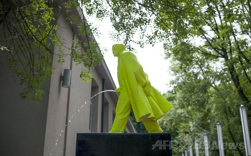 小便するレーニン像、ポーランドに登場