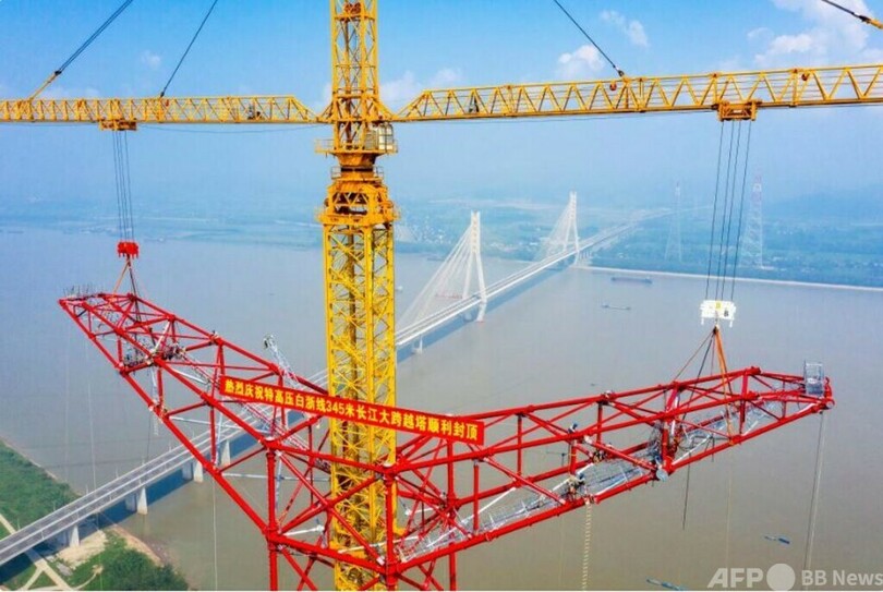 白鶴灘ー浙江超高圧送電線、長江横断部の送電塔完成