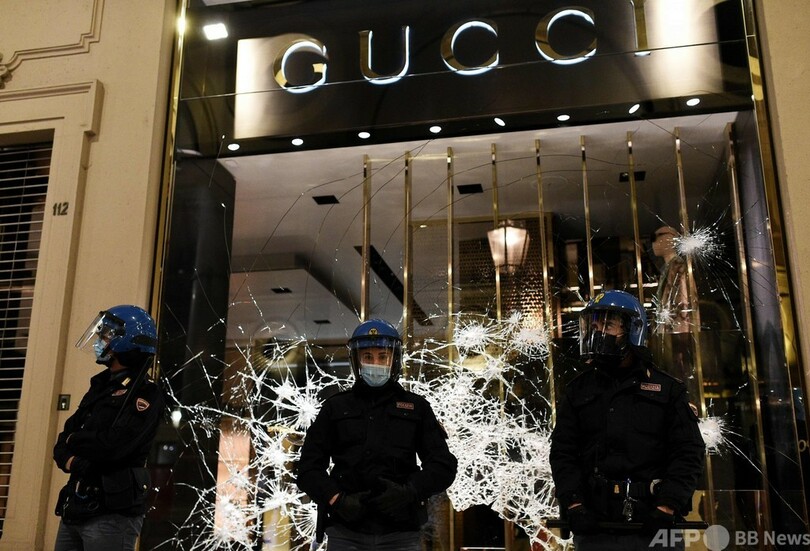イタリアでデモ隊と警察が衝突、新型コロナ規制に反発