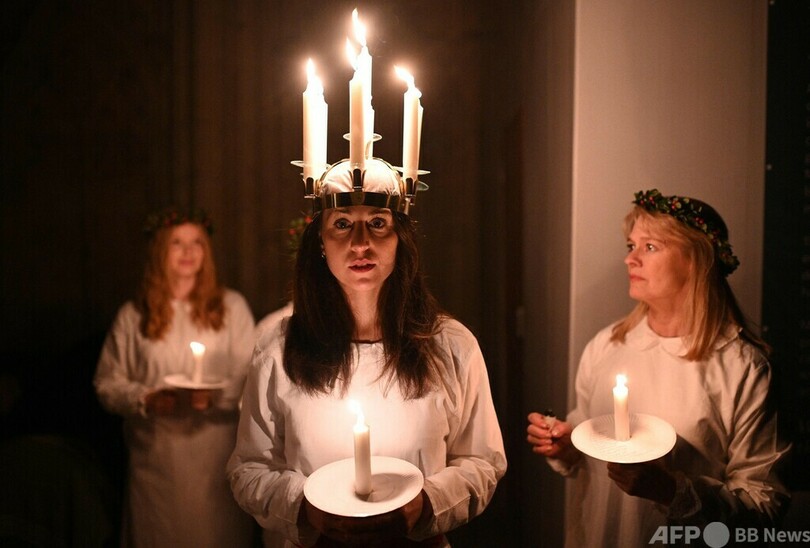 ろうそくの冠を頭に、英で「聖ルチア祭」