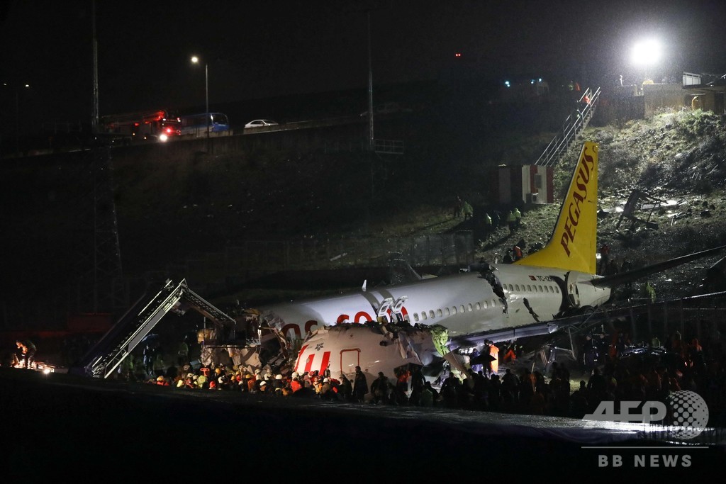 トルコ旅客機が着陸失敗、機体3つに折れ3人死亡 179人負傷 写真16枚 国際ニュース：AFPBB News